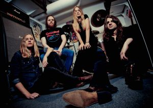 Se acerca el inminente debut de The Riven. “Far Beyond” es su nuevo lyric video…