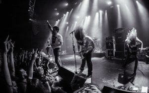 Helhorse anuncia su vuelta con el single “Overboard”