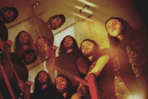 El experimental directo de REZN se muestra con la nueva “Waves Of Sand”