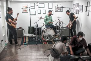 “Impro 111020”, la exposición instrumental de DéjaloSangrar en su riguroso directo