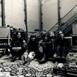 “Scarlet Holliday”, un presente de carácter navideño como nuevo EP en la vuelta fugaz de Mono