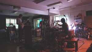 Maha Sohona lanzará “Endless Searchers” en LP la semana que viene. “Scavengers” es su nuevo videoclip…