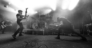 Deville nos presenta todos los detalles del nuevo “Heavy Lies The Crown”. Dos avances ya están operativos…