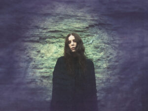 El experimentalismo de Chelsea Wolfe sigue su curso con el nuevo “She Reaches Out To She Reaches Out To She”