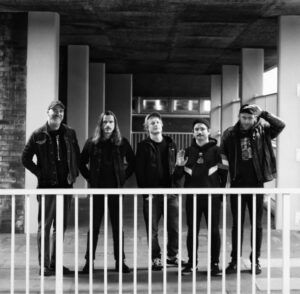 La vuelta de Pigs x7 vendrá bajo el nombre de “Death Hilarious”. Escucha su nuevo single “Stitches”…