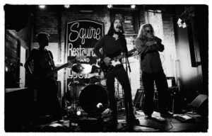 Malkasian se rearma como una banda al completo y se preparan para su asalto con “Heavy Blues”